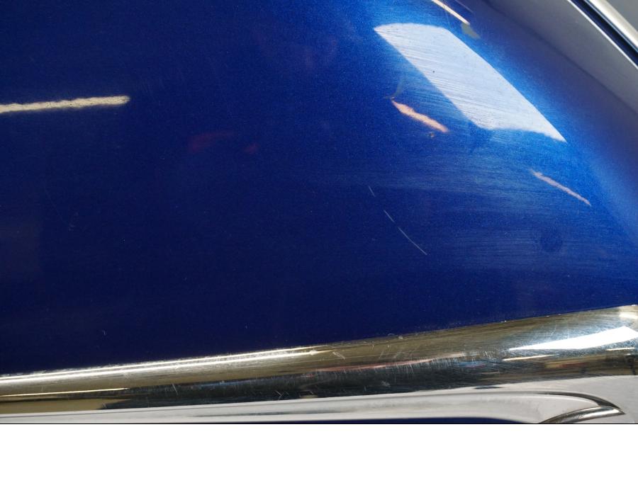 Höger sida på <p>Sidoväska höger från Honda GL 1800 A 2001.</p>
<p>Låsmekanismen är sönder går ej att "låsa"</p>
<p>Locket åker upp så fort du stänger.</p>
<p>Repor finns samt att det saknas en del av kromlisten se bilder. Blinkers. Okej skick.</p> motorcykel.