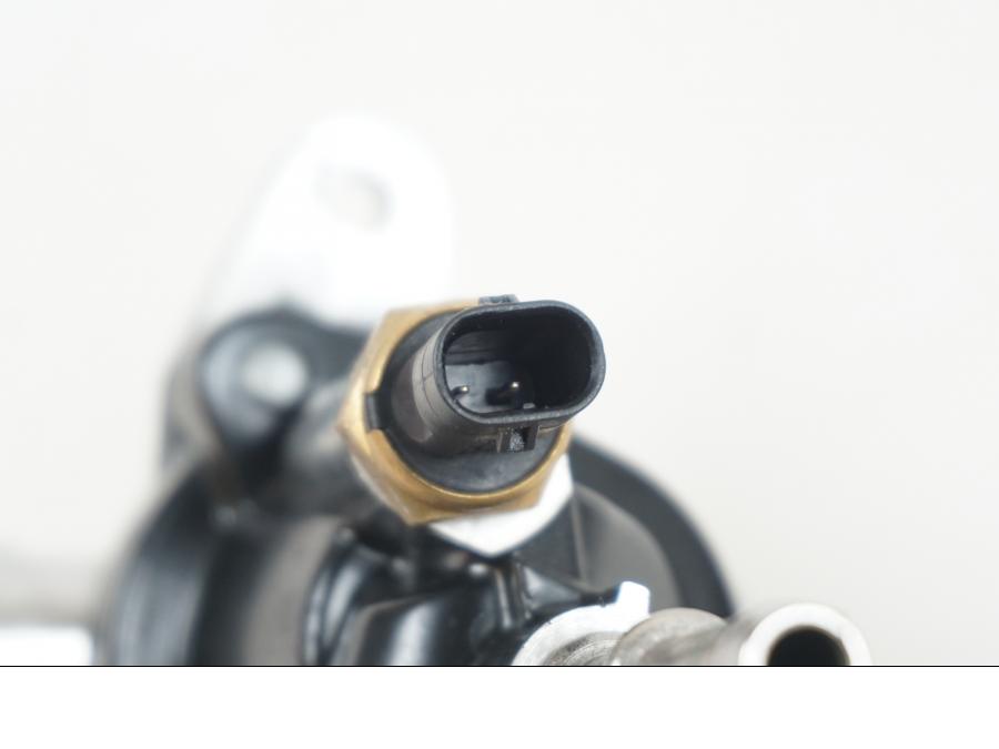 Snett uppifrån på Vattenkyltermostat från en BMW F 850 GS -2019 motorcykel.