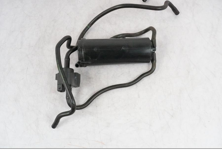 Vänster sida på Fuel Evap System från en BMW R 1250 GSA -2021 motorcykel.