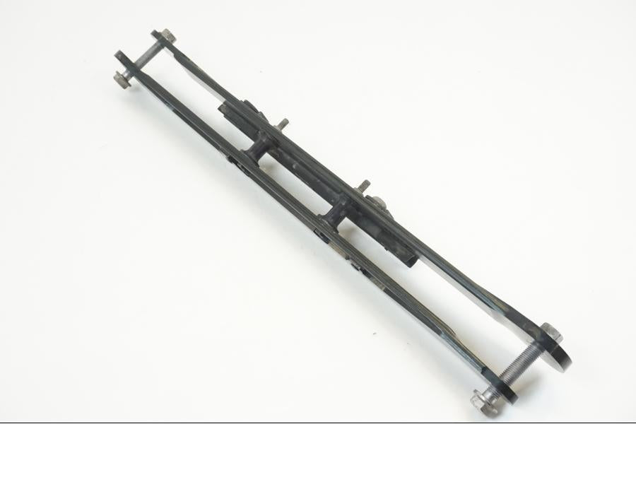 Höger sida på Länkarm från en Triumph Tiger 1200 -2018 motorcykel.