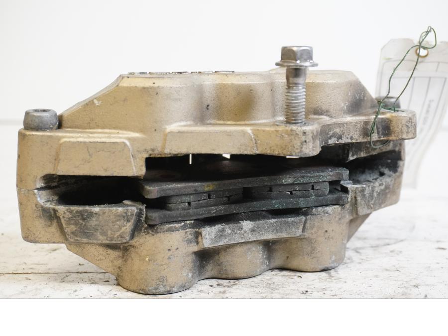 Höger sida pÄ Bromsok frÄn en Suzuki GSX 1400 -2003 motorcykel.