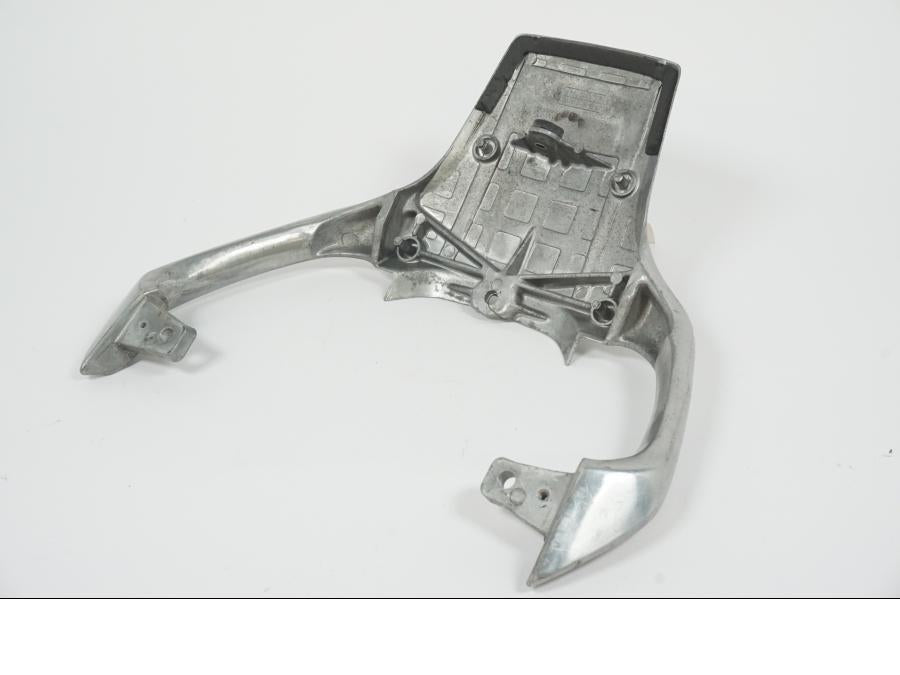 Snett nerifrån på Passagerarhandtag från en Yamaha XJ 600 -1984 motorcykel.