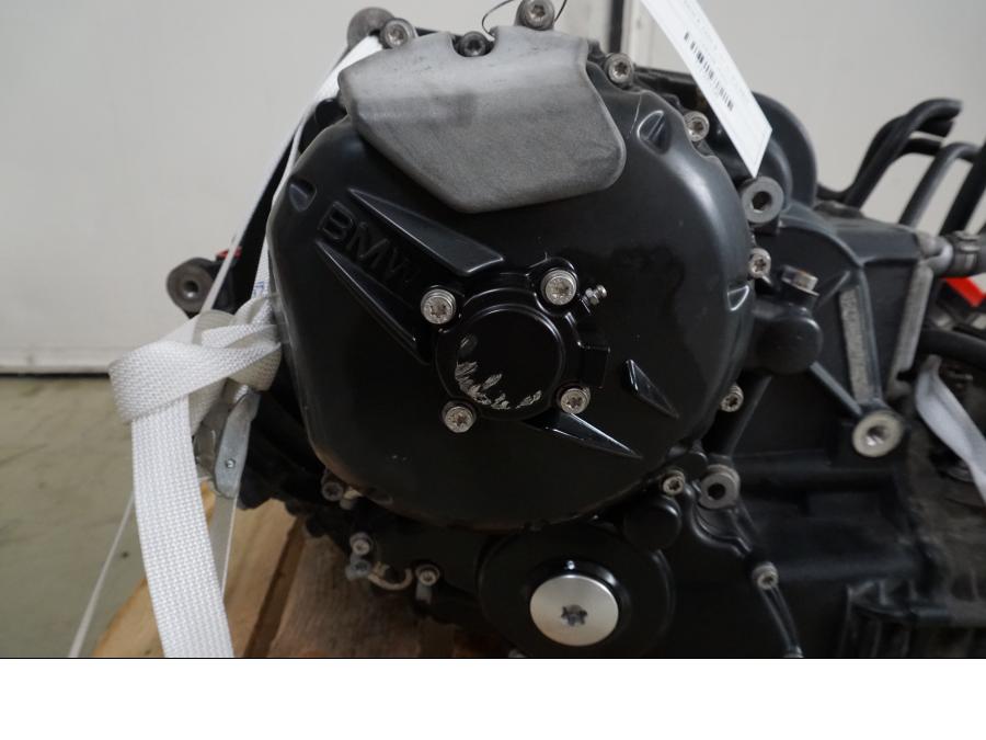 Baksidan på Motor från en BMW K 1200 S -2007 motorcykel.