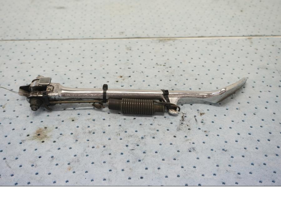 Baksidan pÄ Sidostöd frÄn en Yamaha XVS 1100 -2000 motorcykel.