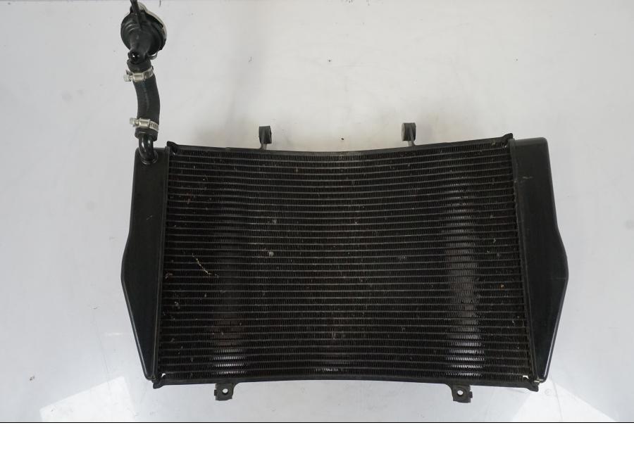 Baksidan på Vattenkyl från en Honda VFR 1200 -2010 motorcykel.