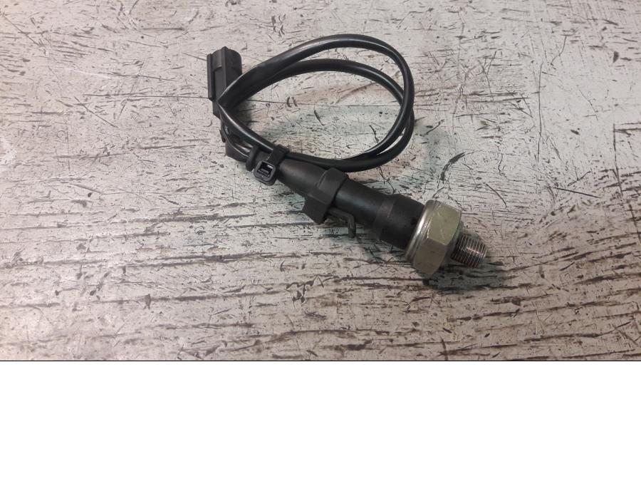 Framsidan på Oljetryckgivare från en Ducati 848 -2010 motorcykel.