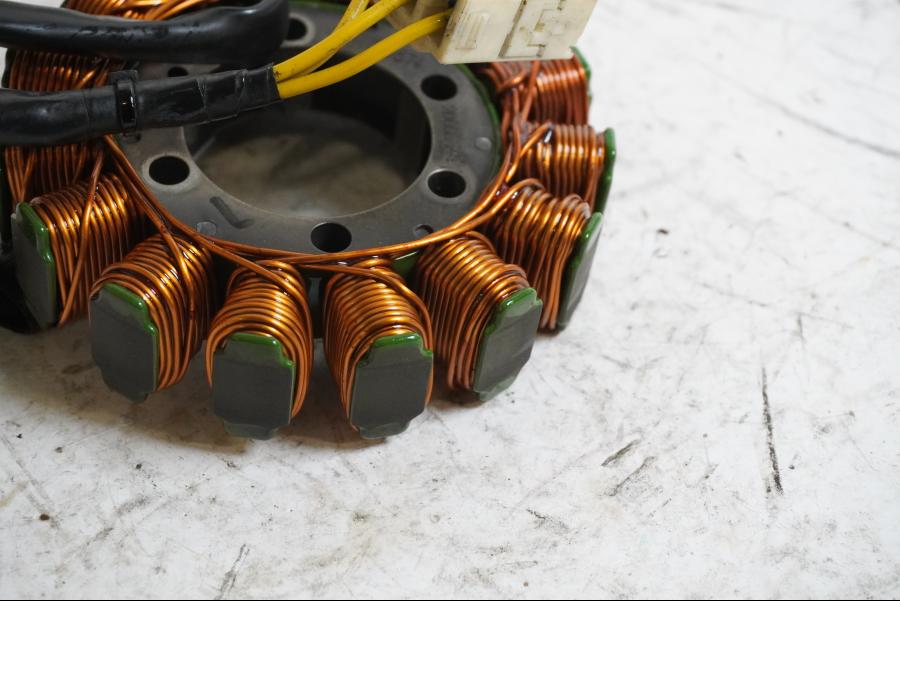 Baksidan på Generator från en Aprilia Tuono V4R -2018 motorcykel.