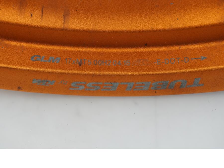 Höger sida på Fälg från en KTM 690 SMCR -2015 motorcykel.