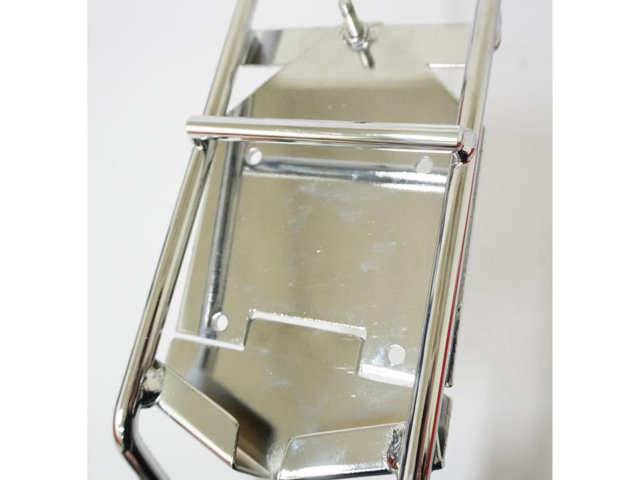 Snett nerifrån på Sissybar från en Yamaha XVS 1100 -2007 motorcykel.