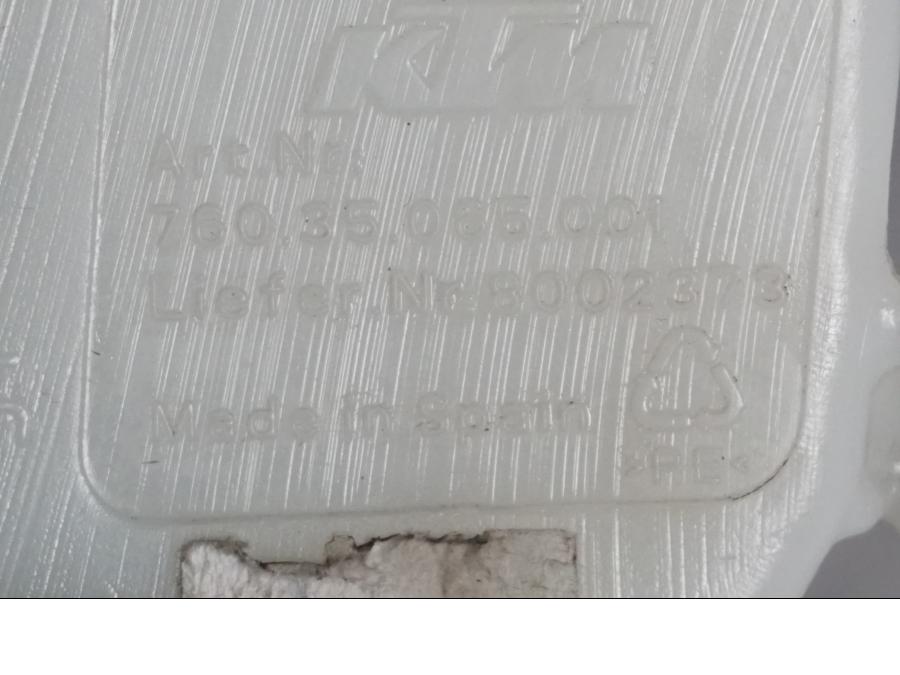 Snett uppifrån på Vattenexpansionskärl från en KTM 690 Duke -2015 motorcykel.