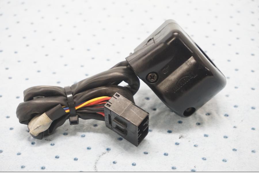 Baksidan på Styrelreglage från en Triumph Tiger -2001 motorcykel.