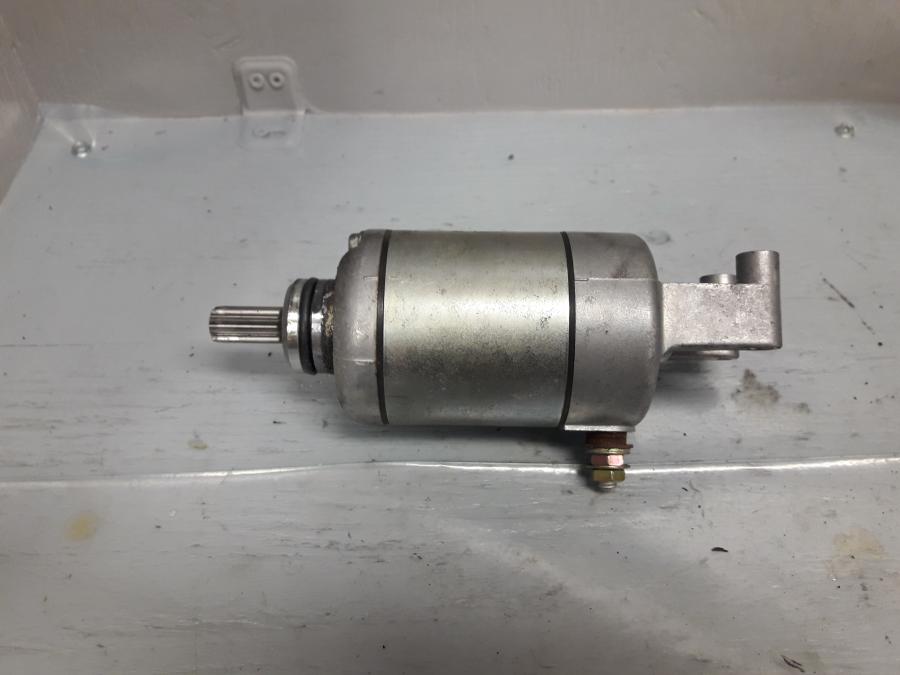 Framsidan på Startmotor från en Yamaha FZ-6 -2004 motorcykel.