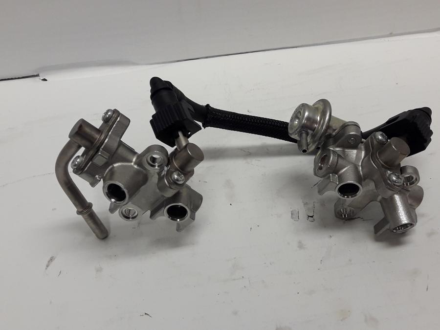Baksidan på Fuel Rail från en Yamaha XJR 1300 -2015 motorcykel.
