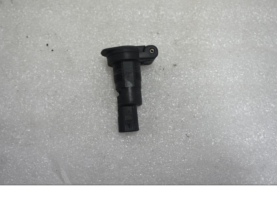 Baksidan på El uttag 12 V från en BMW K 1300 R -2011 motorcykel.