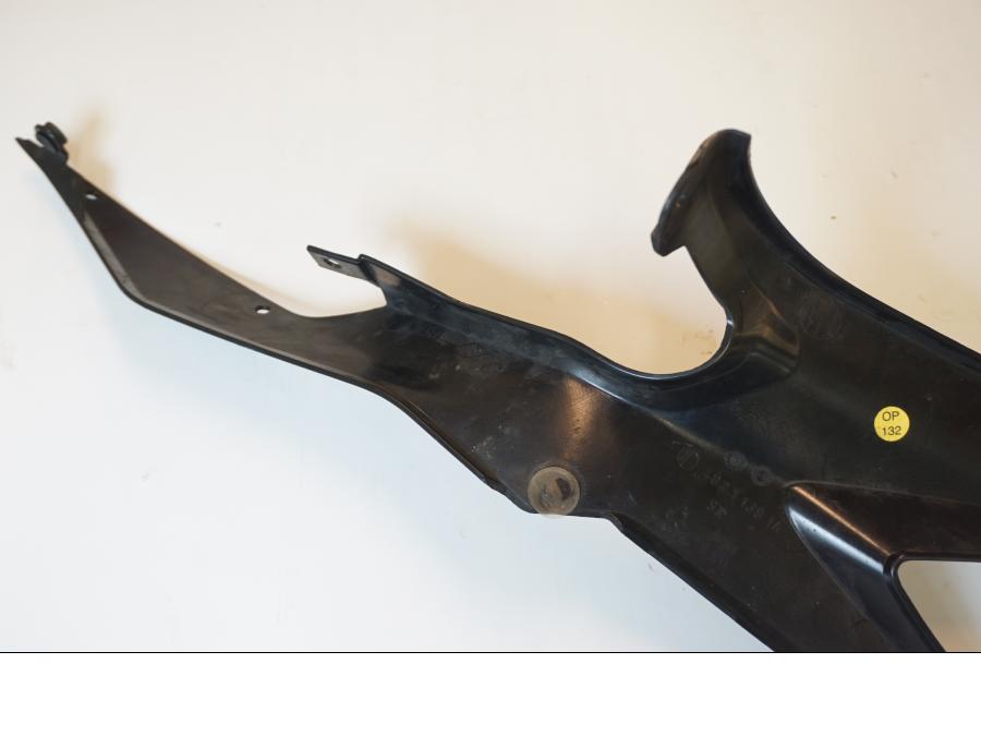 Snett nerifrån på Sidopanel från en Ducati 848 EVO -2012 motorcykel.