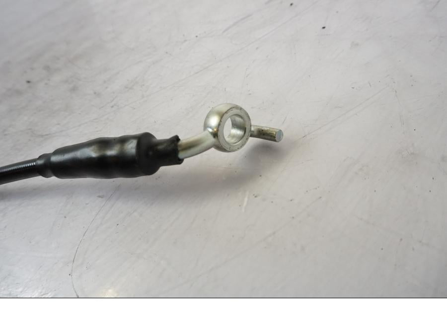 Snett uppifrån på Bromsledning från en H-D Softail Sport Glide FLSB -2022 motorcykel.