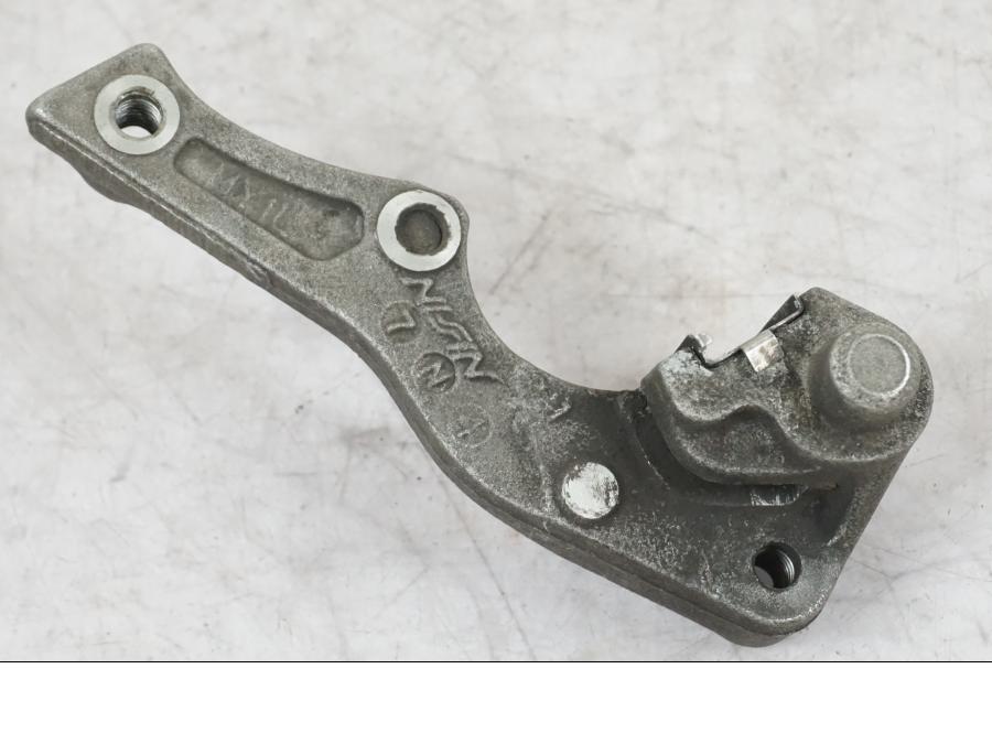 Snett nerifrån på Bromsoksfäste från en Honda XRV 750 -1993 motorcykel.