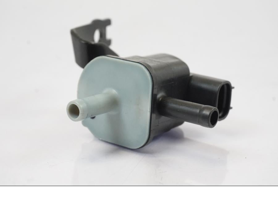 Vänster sida på Fuel Evap System från en Triumph Trident -2021 motorcykel.