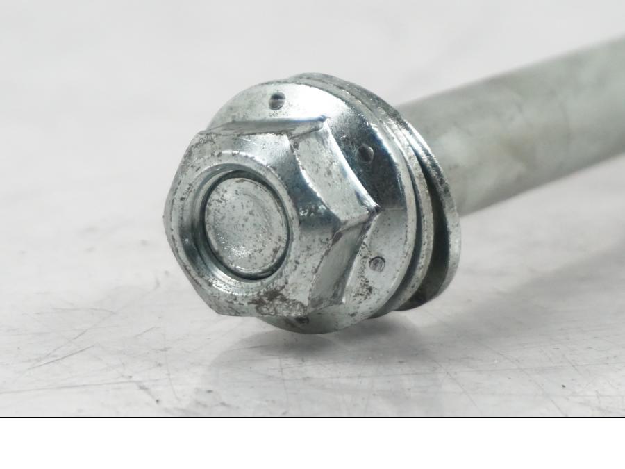 Vänster sida på Axel från en H-D Softail Standard FXST -2001 motorcykel.