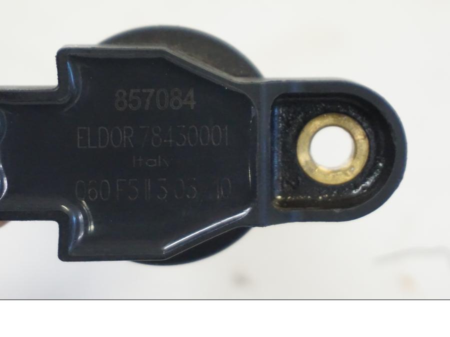 Höger sida pÄ TÀndspole frÄn en Aprilia RSV 1000 -2010 motorcykel.