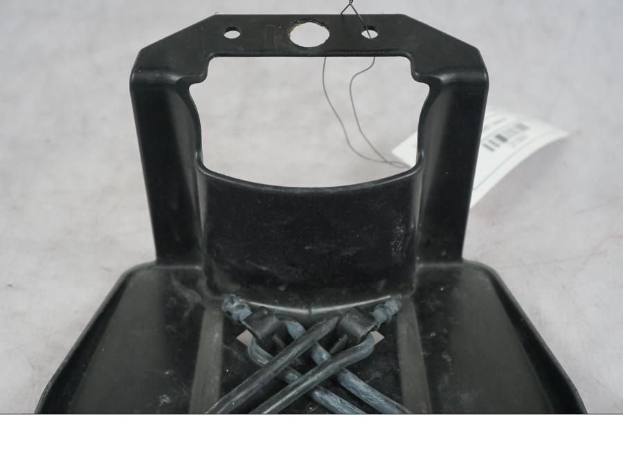 Snett nerifrån på Undertail från en KTM 690 SM R -2009 motorcykel.