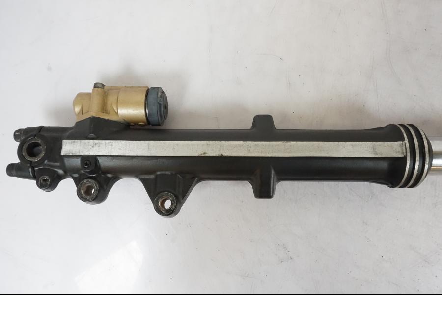 Snett nerifrån på Gaffelben från en Suzuki GSX 550 EF -1985 motorcykel.