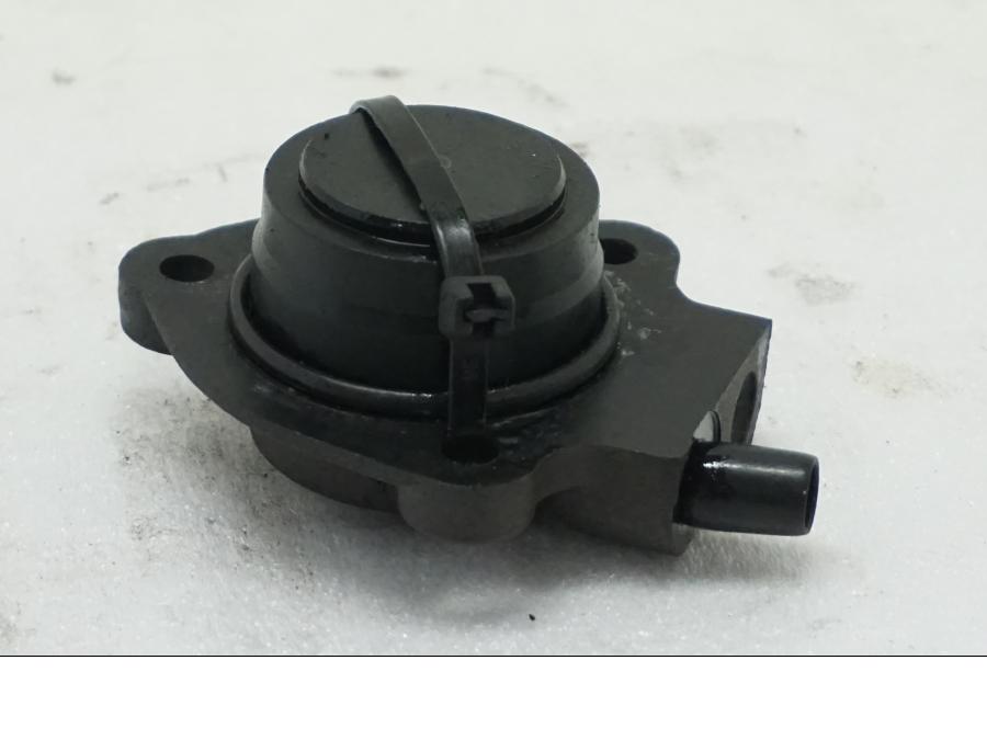 Baksidan pÄ Kopplingslavcylinder frÄn en Aprilia SL 750 Shiver -2008 motorcykel.