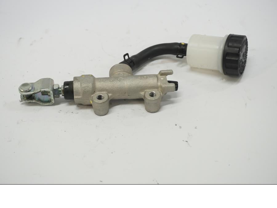 Baksidan på Bromshuvudcylinder från en Kawasaki Z 900 -2019 motorcykel.