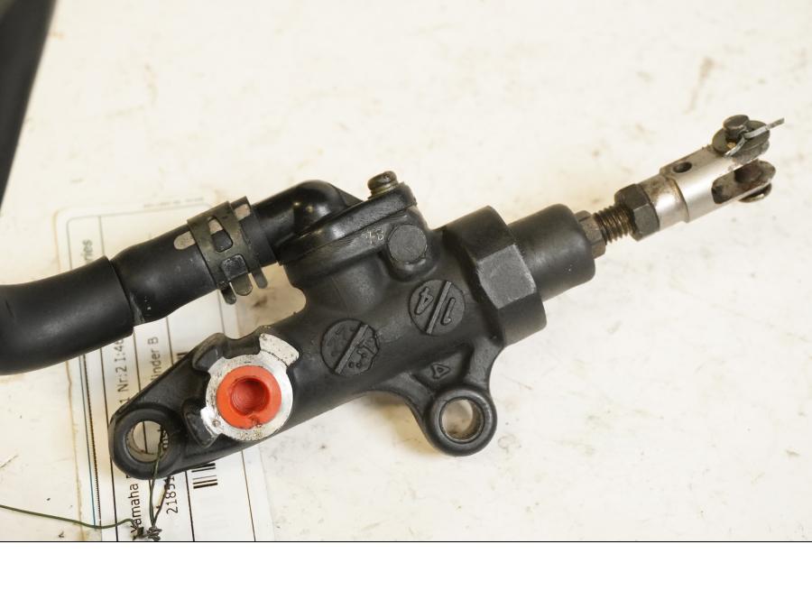 VÀnster sida pÄ Bromshuvudcylinder frÄn en Yamaha FJR 1300 -2001 motorcykel.