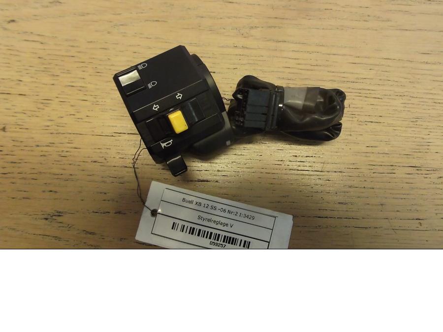 Framsidan på Styrelreglage från en Buell XB 12 -2006 motorcykel.