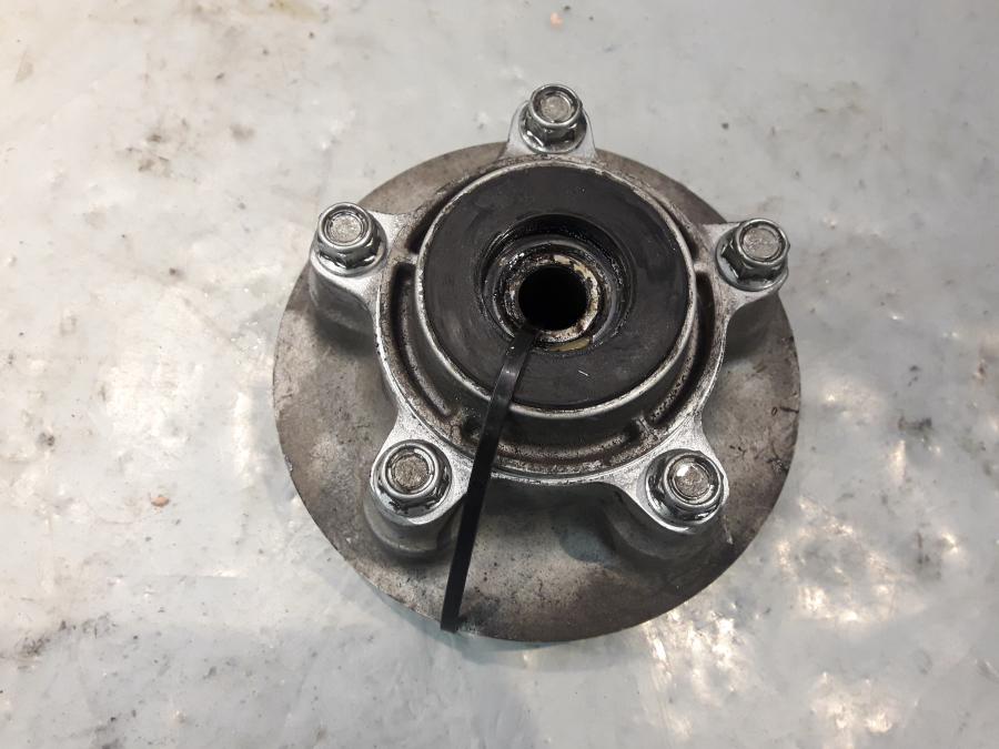 Framsidan på Drevfäste från en Suzuki VZ 800 -1999 motorcykel.