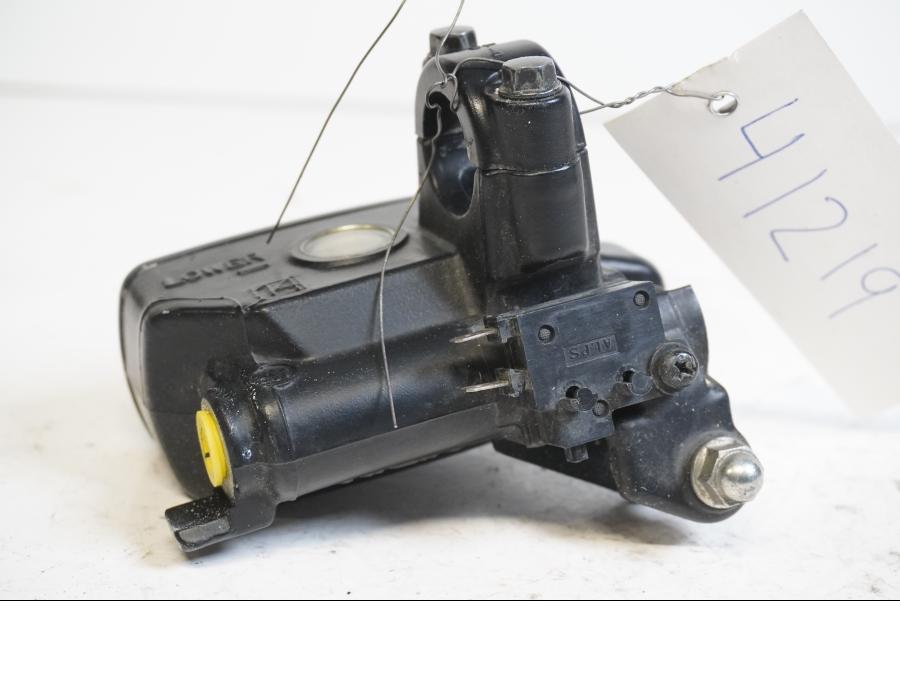 Höger sida på Bromshuvudcylinder från en Honda CB 1300 F -2004 motorcykel.