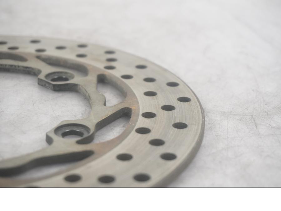 Vänster sida på Bromsskiva från en Yamaha FZ-6 -2005 motorcykel.