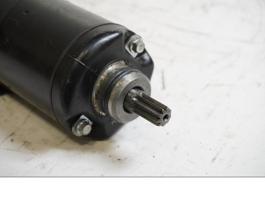 Baksidan på Startmotor från en Yamaha FZ-S 600 -1999 motorcykel.