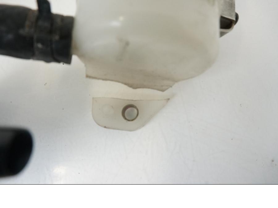 Snett uppifrån på Bromshuvudcylinder från en Yamaha YZF 1000 R1 -2002 motorcykel.