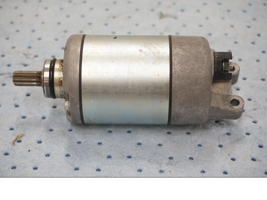 Framsidan på Startmotor från en Yamaha MT-09 Tracer -2019 motorcykel.