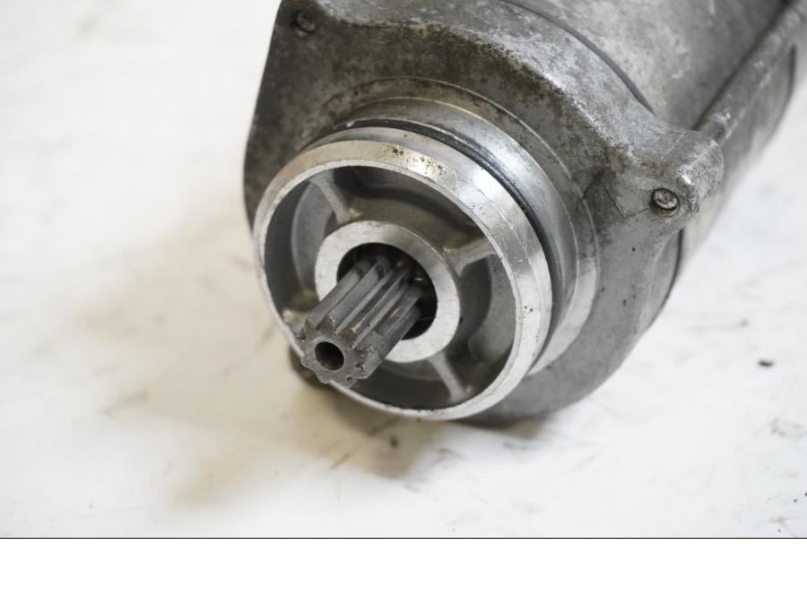 Baksidan på Startmotor från en Honda VFR 800 -1998 motorcykel.