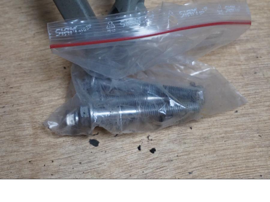 Höger sida på Passagerarhandtag från en Triumph Tiger 800 -2011 motorcykel.