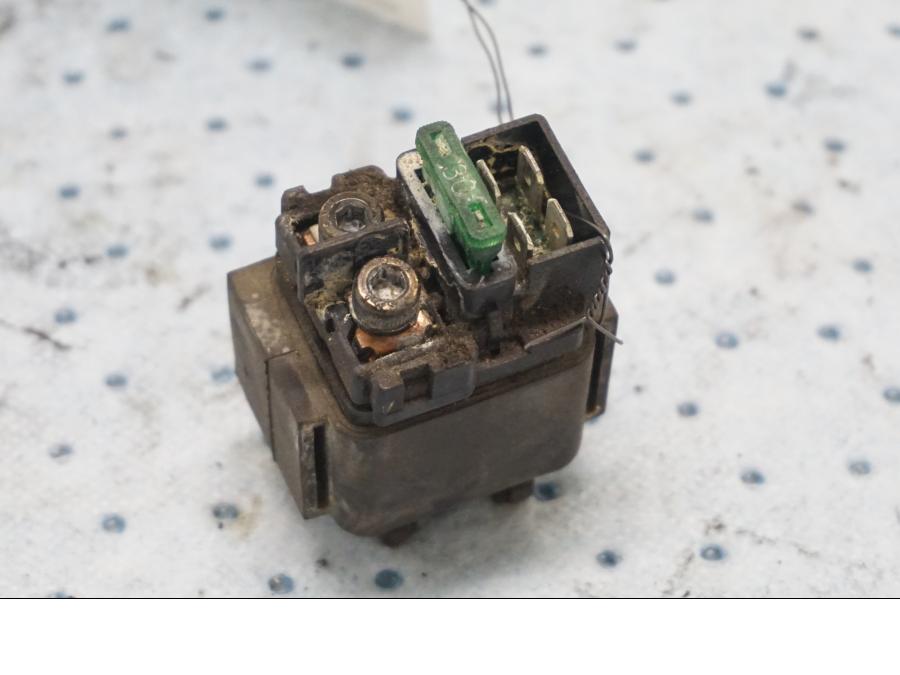 Framsidan på Startrelä från en Kawasaki EN 500 -1999 motorcykel.