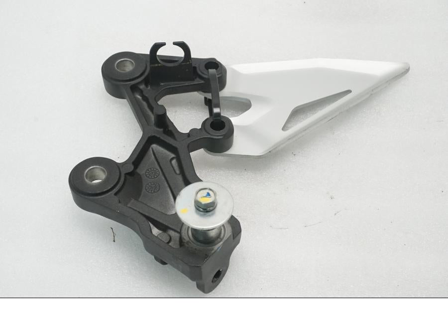 Baksidan pÄ FotpinnefÀste frÄn en Kawasaki Z 400 -2020 motorcykel.