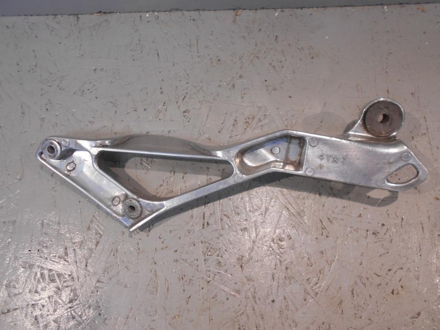 Baksidan på Fotpinnefäste från en Yamaha TDM 850 -1999 motorcykel.