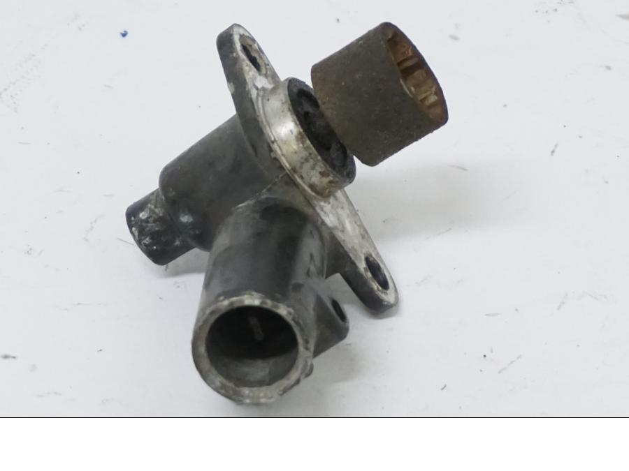 Snett nerifrån på Hastighetsdrivning från en Honda VFR 750 -1990 motorcykel.