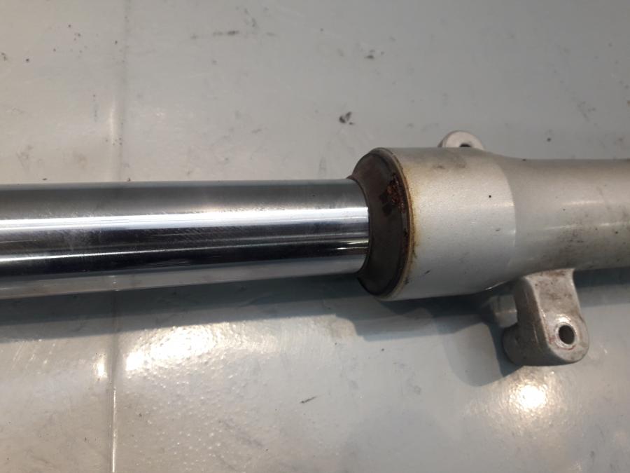 Baksidan på Gaffelben från en Honda CBR 125 R -2005 motorcykel.