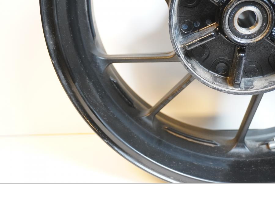 Extrabild6 på Fälg från en Yamaha MT-09 Tracer -2016 motorcykel.