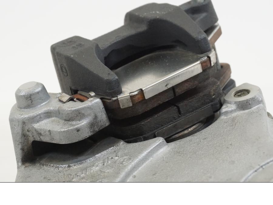 Snett nerifrån på Bromsok från en Yamaha YZF R7 -2022 motorcykel.