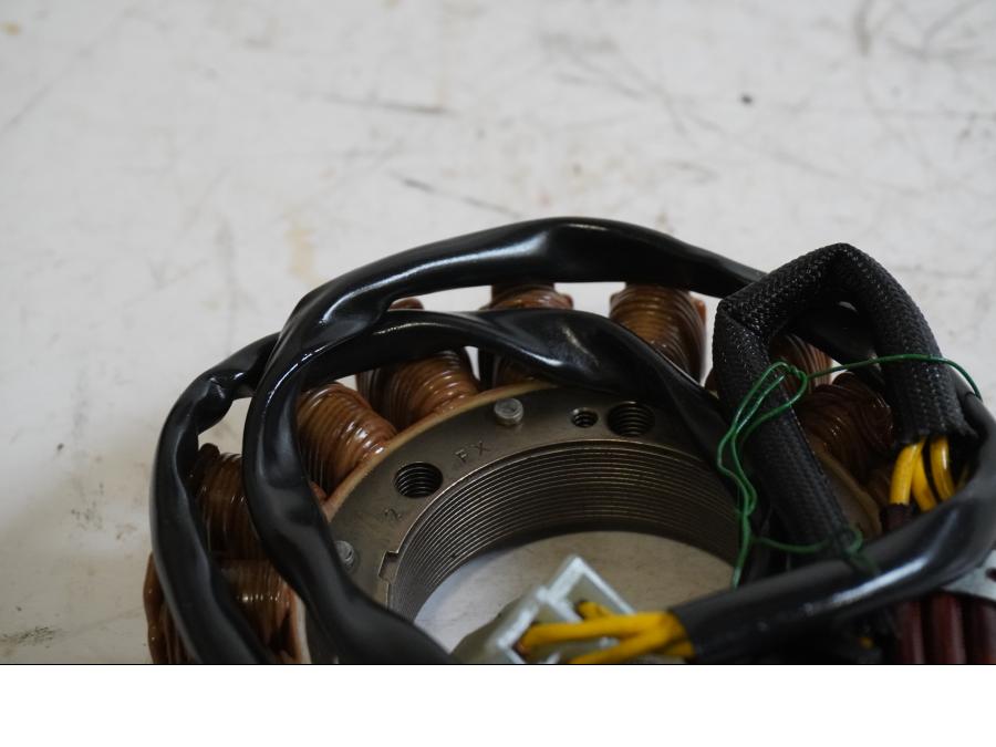 Baksidan på Generator från en Honda VT 750 -2004 motorcykel.