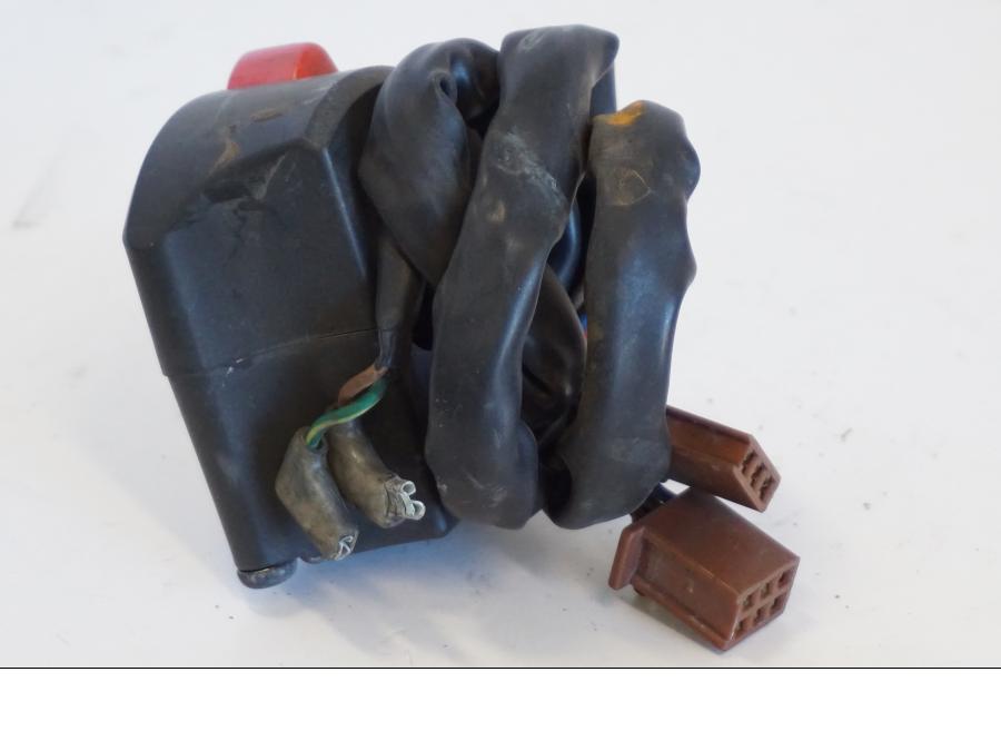 Snett nerifrån på Styrelreglage från en Yamaha YZF 1000 R -1997 motorcykel.