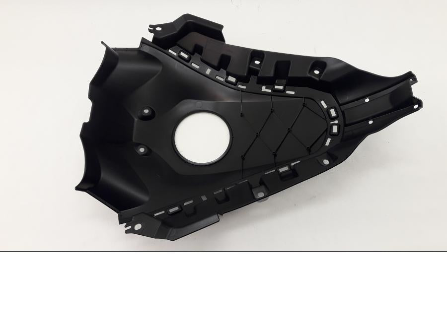 Baksidan på Bensintankskåpa från en Yamaha MT-07 Tracer -2020 motorcykel.