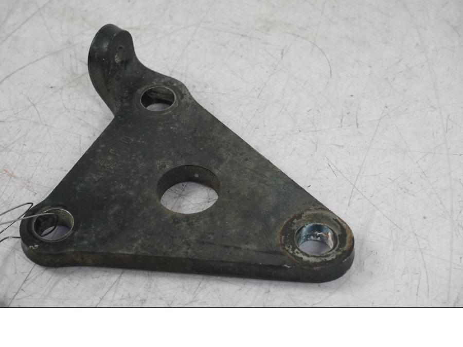 Höger sida på Motorfäste från en Suzuki VZ 800 -2000 motorcykel.