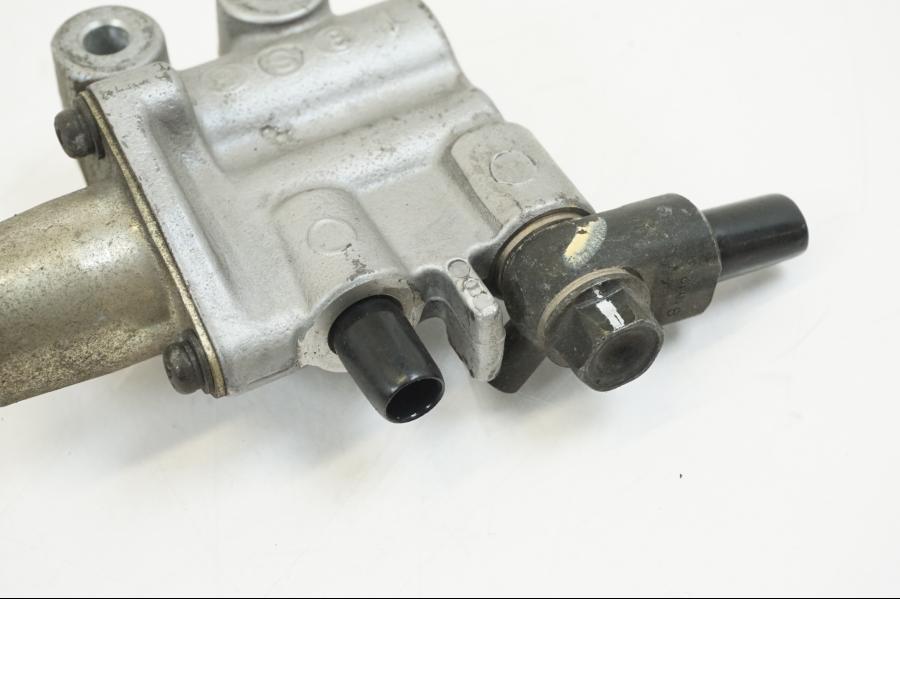 Snett nerifrån på Bromsfördelare från en Honda XL 1000 V -1999 motorcykel.